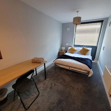 Lesley Court- A Lovely Spacious 2 Bedroom Apartment By Catchpole Stays 切姆 外观 照片