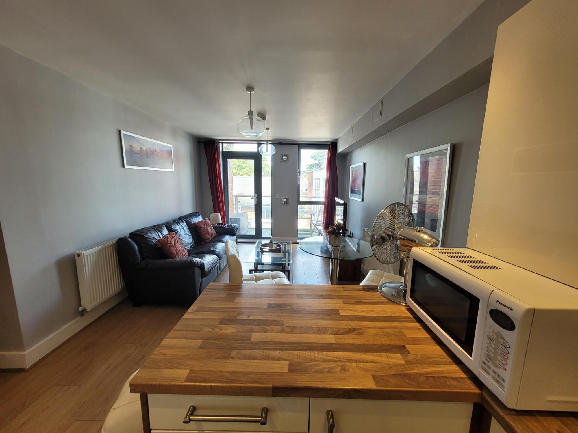Lesley Court- A Lovely Spacious 2 Bedroom Apartment By Catchpole Stays 切姆 外观 照片