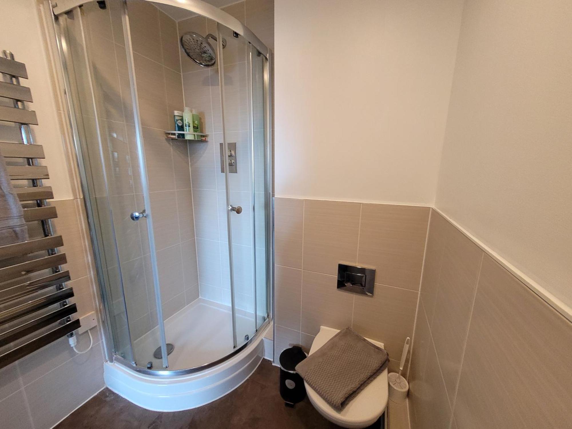 Lesley Court- A Lovely Spacious 2 Bedroom Apartment By Catchpole Stays 切姆 外观 照片