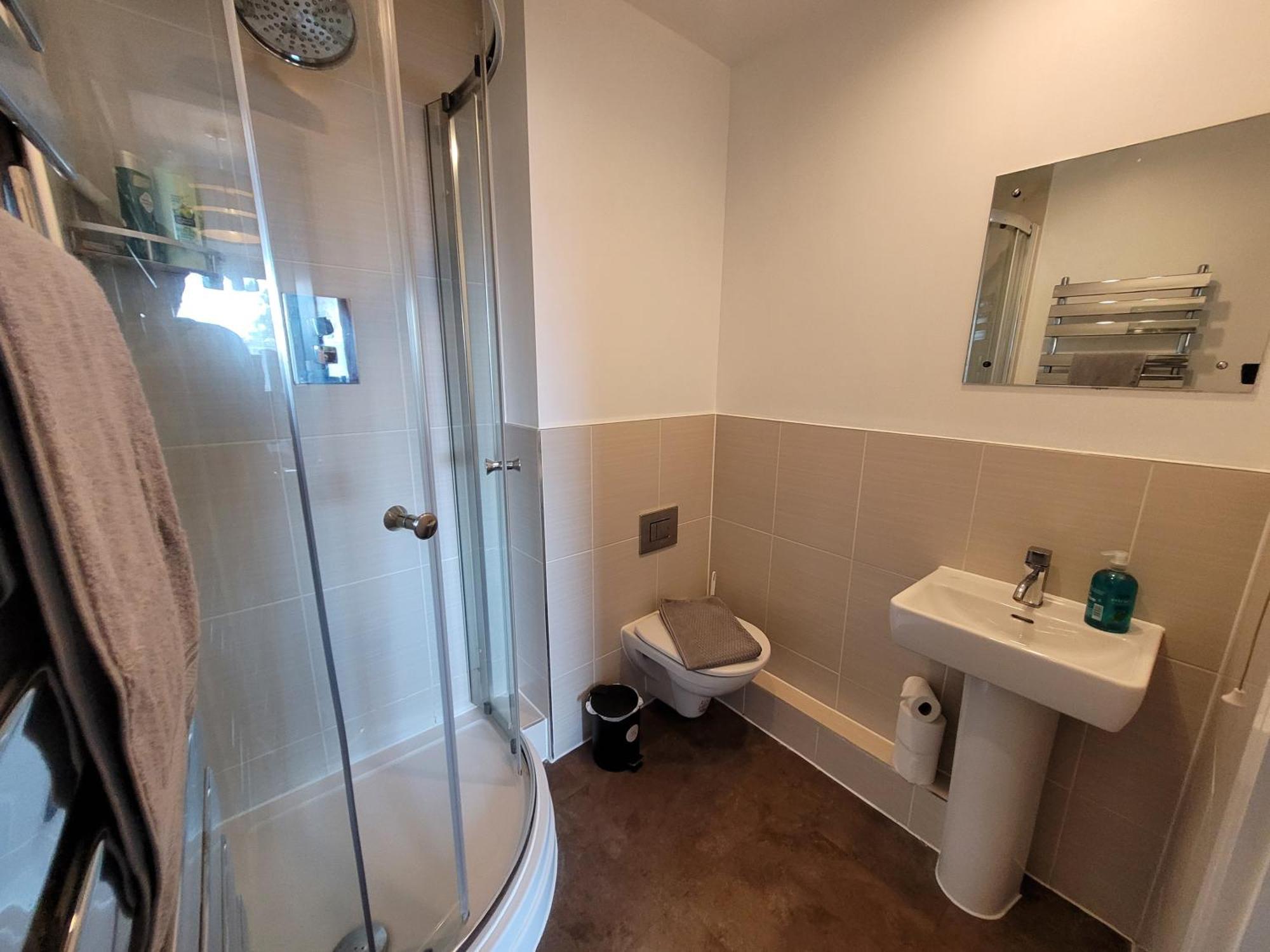 Lesley Court- A Lovely Spacious 2 Bedroom Apartment By Catchpole Stays 切姆 外观 照片