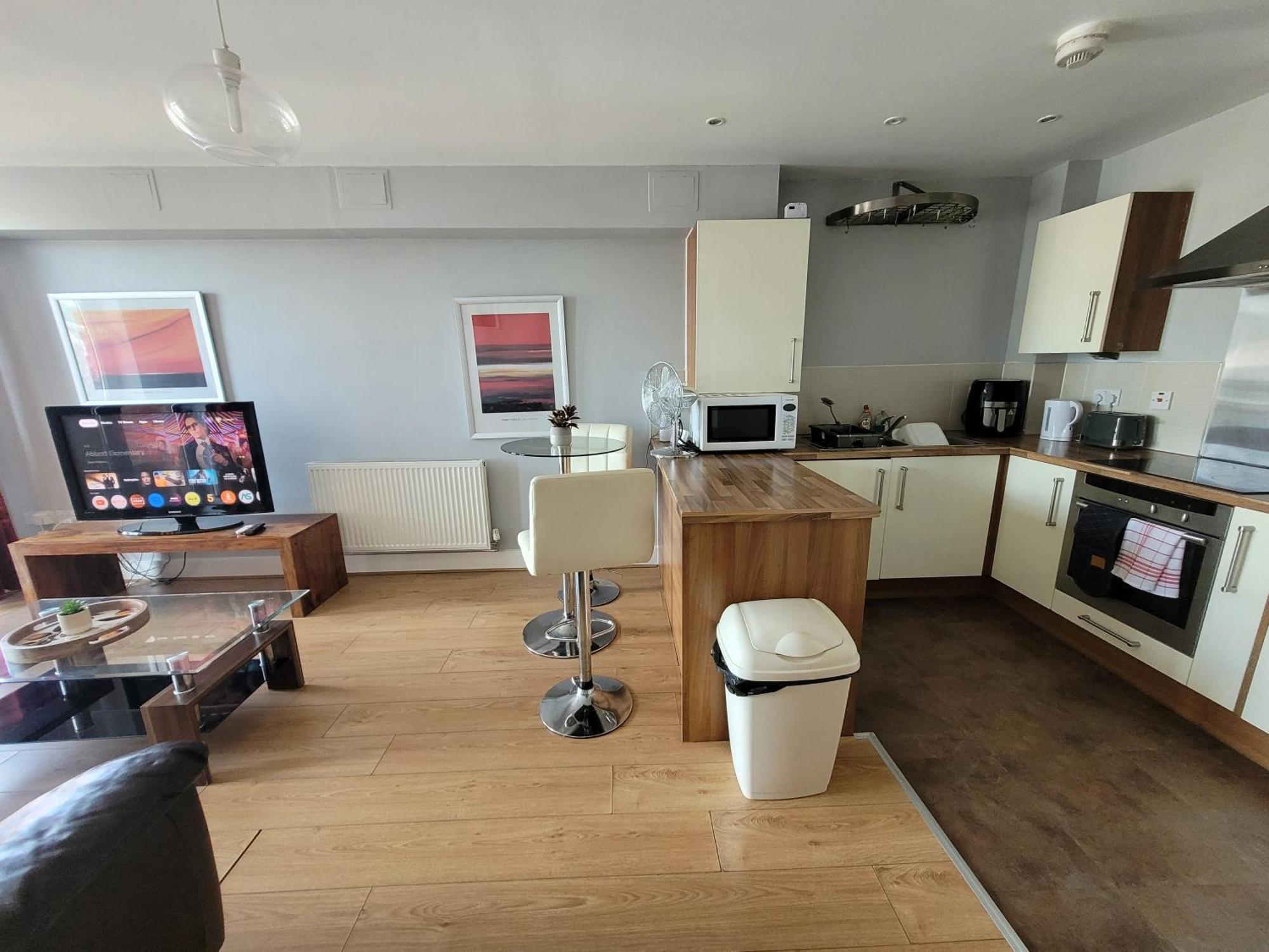 Lesley Court- A Lovely Spacious 2 Bedroom Apartment By Catchpole Stays 切姆 外观 照片