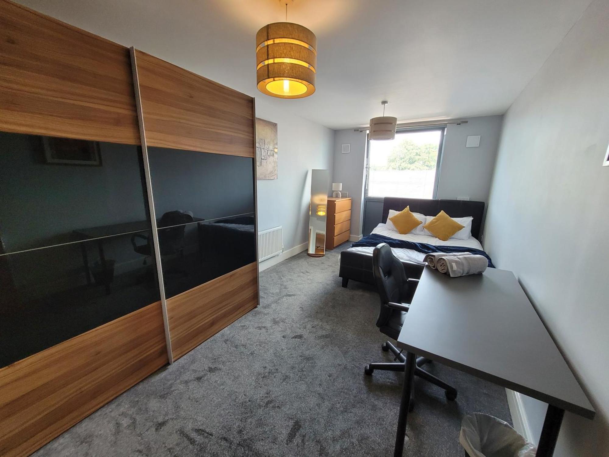 Lesley Court- A Lovely Spacious 2 Bedroom Apartment By Catchpole Stays 切姆 外观 照片