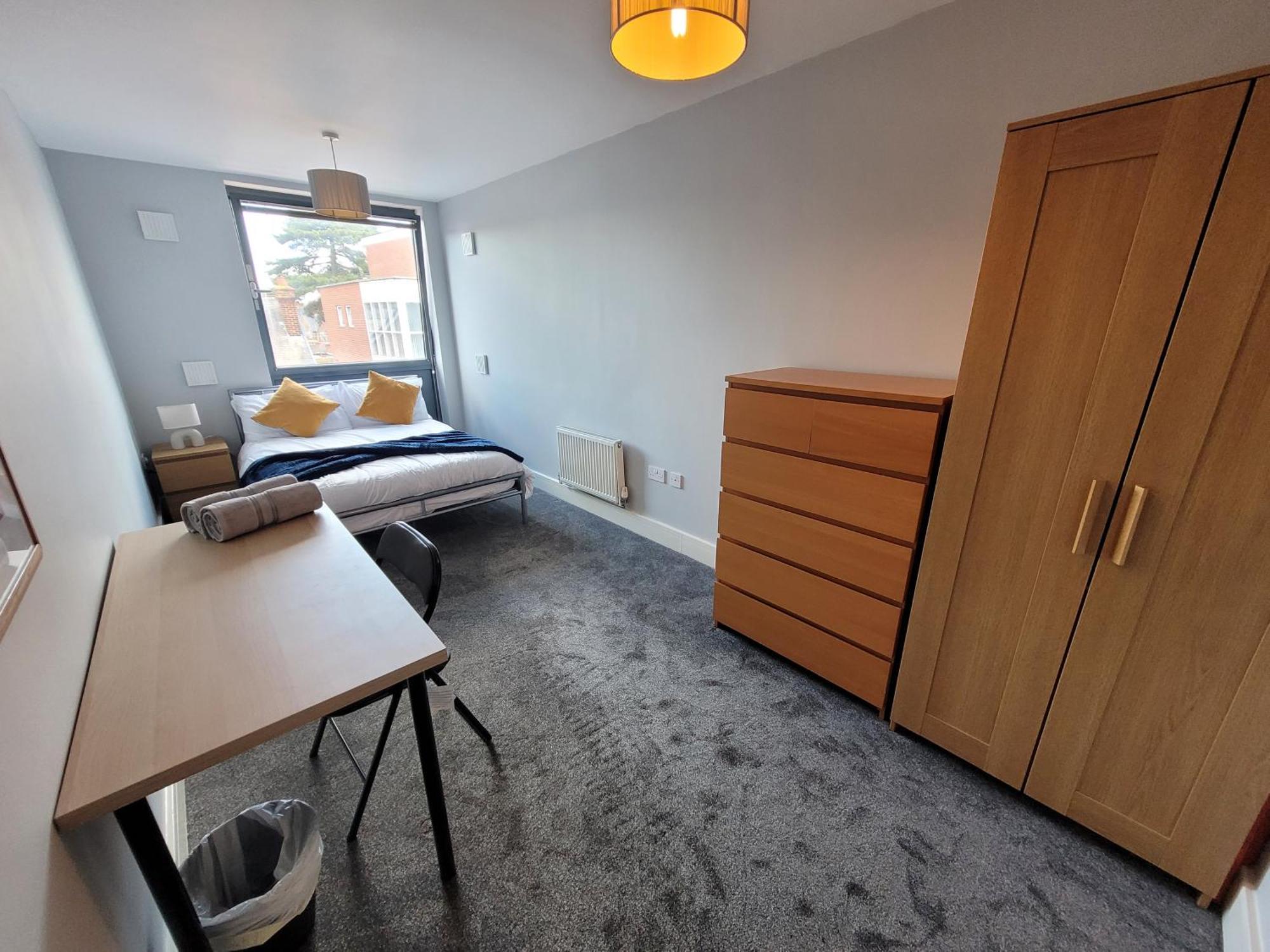 Lesley Court- A Lovely Spacious 2 Bedroom Apartment By Catchpole Stays 切姆 外观 照片