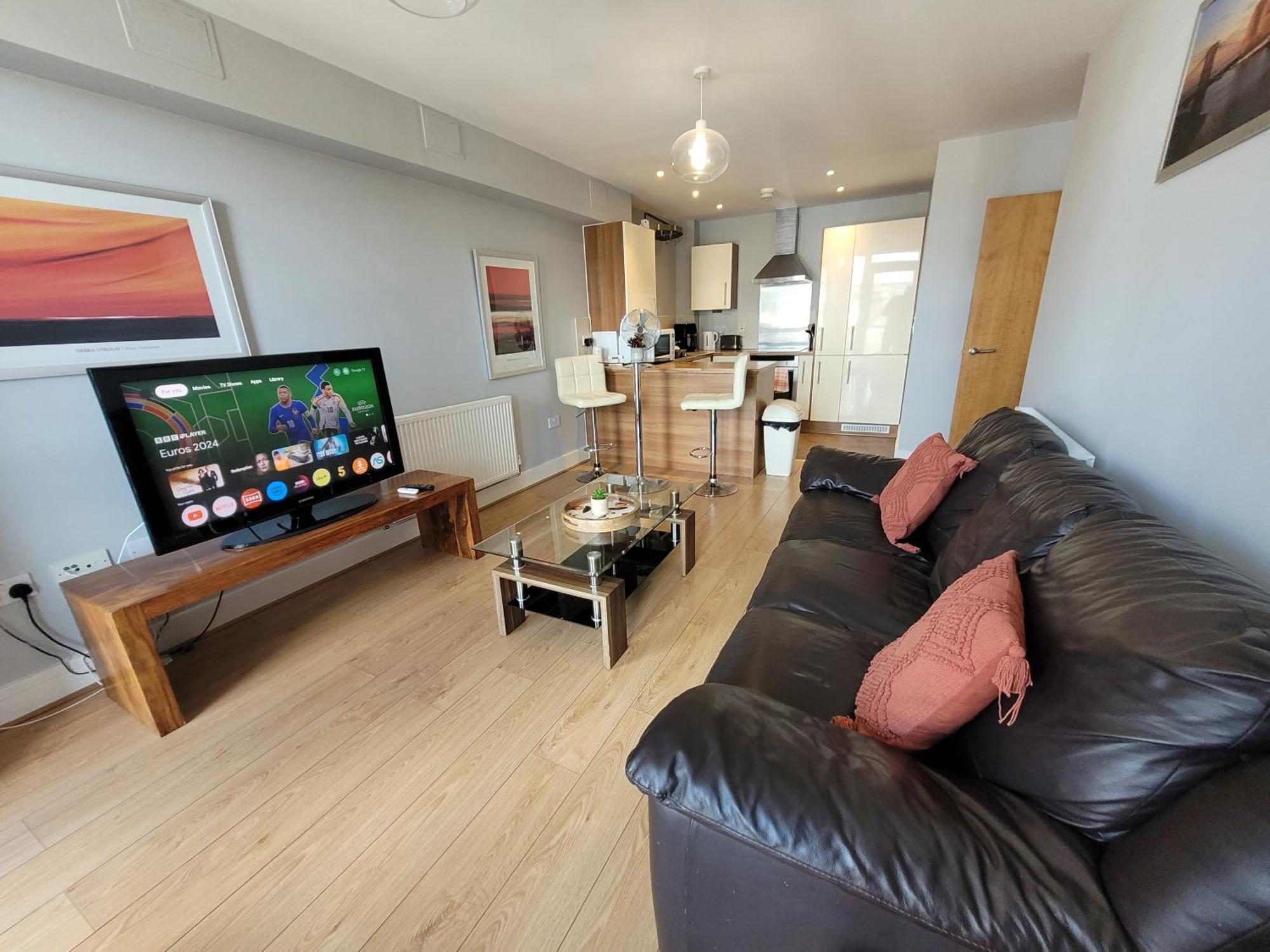 Lesley Court- A Lovely Spacious 2 Bedroom Apartment By Catchpole Stays 切姆 外观 照片